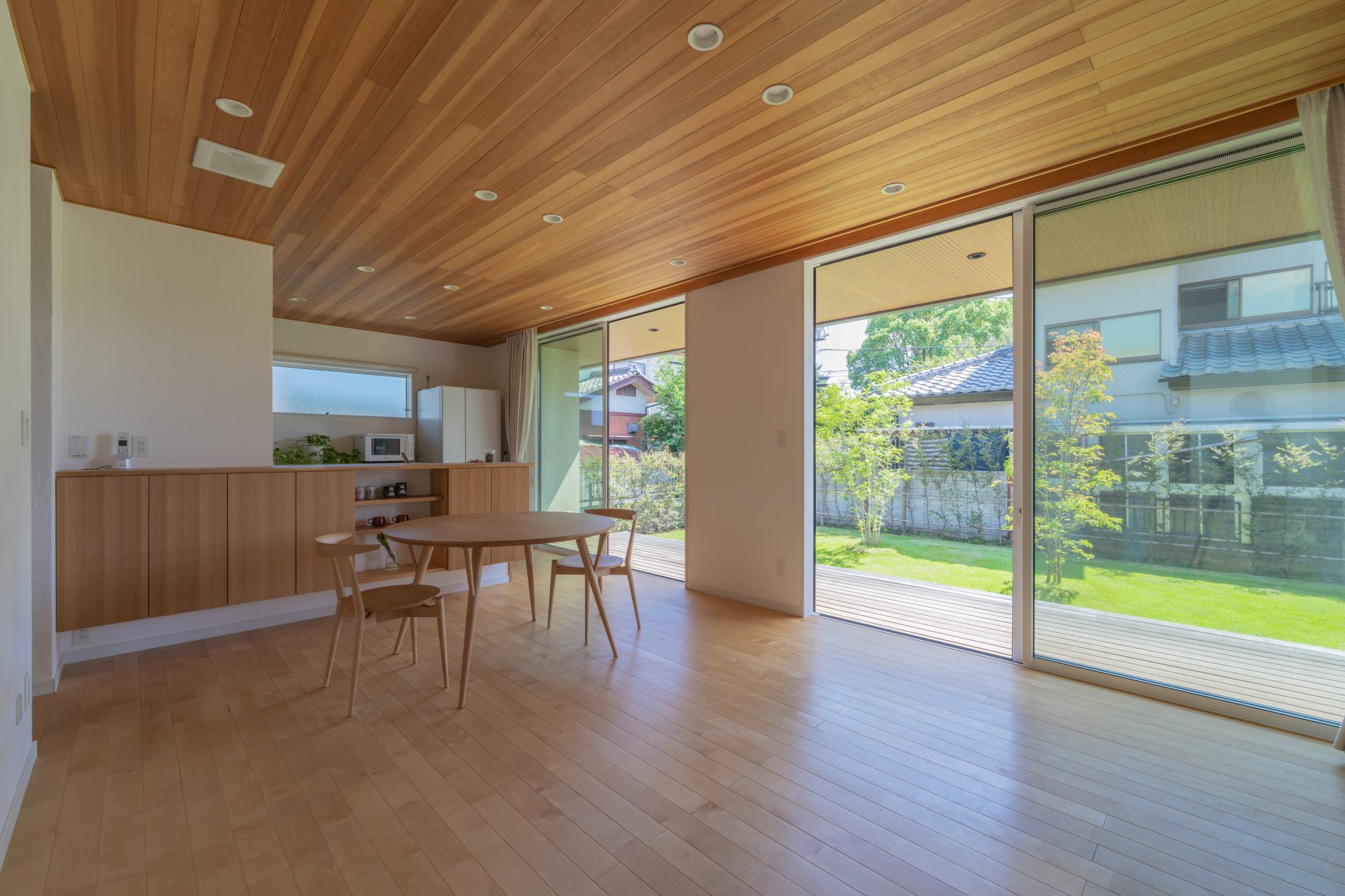 風が通るときの、レースのやわらかさ。家の中に“ふわっ”とした時間ができました。