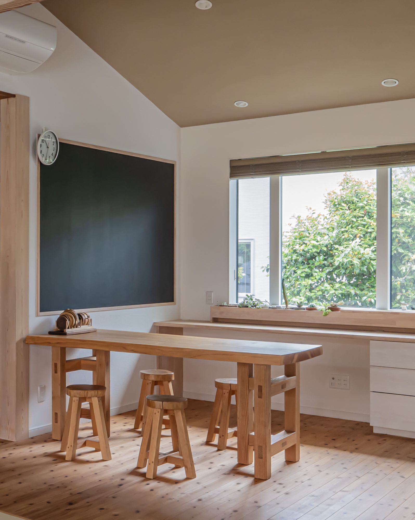 ダイニングテーブルはDIY。木の家だから、自分でつくったものも馴染む。