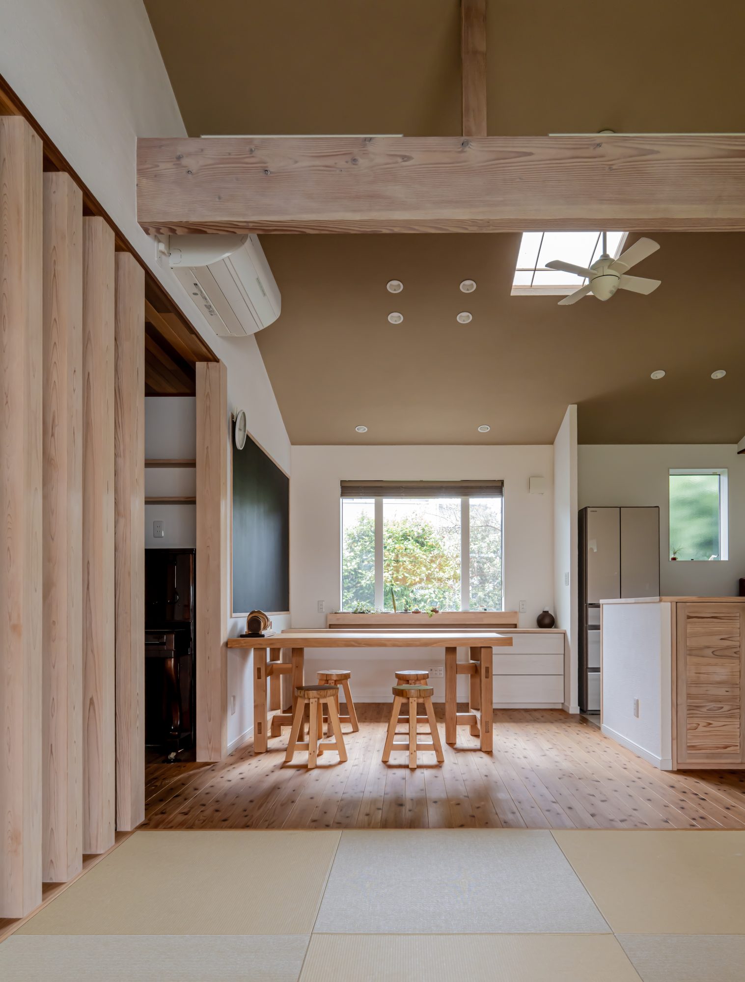 畳と木格子。気づくとリビングに家族が集まる“真ん中”に。