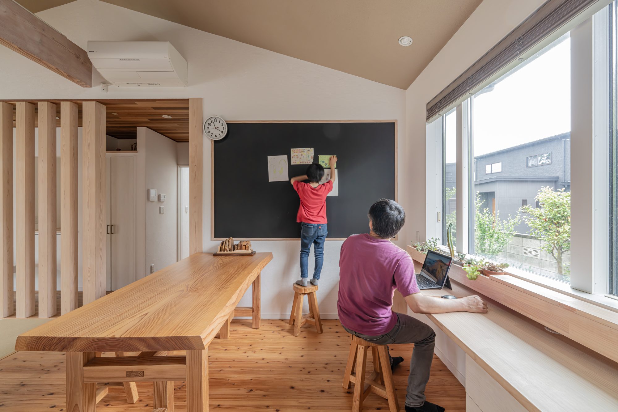 「木と暮らすって、こんなに気持ちいいんだね」——家族のペースで育っていく、平屋の住まい。