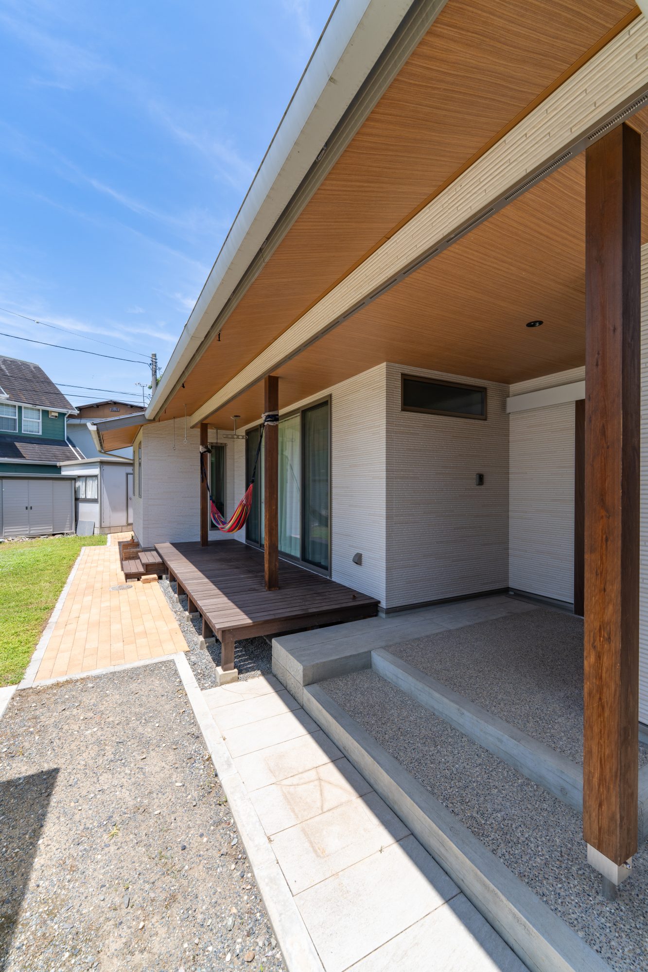 ぐるっと回れる動線とウッドデッキ。