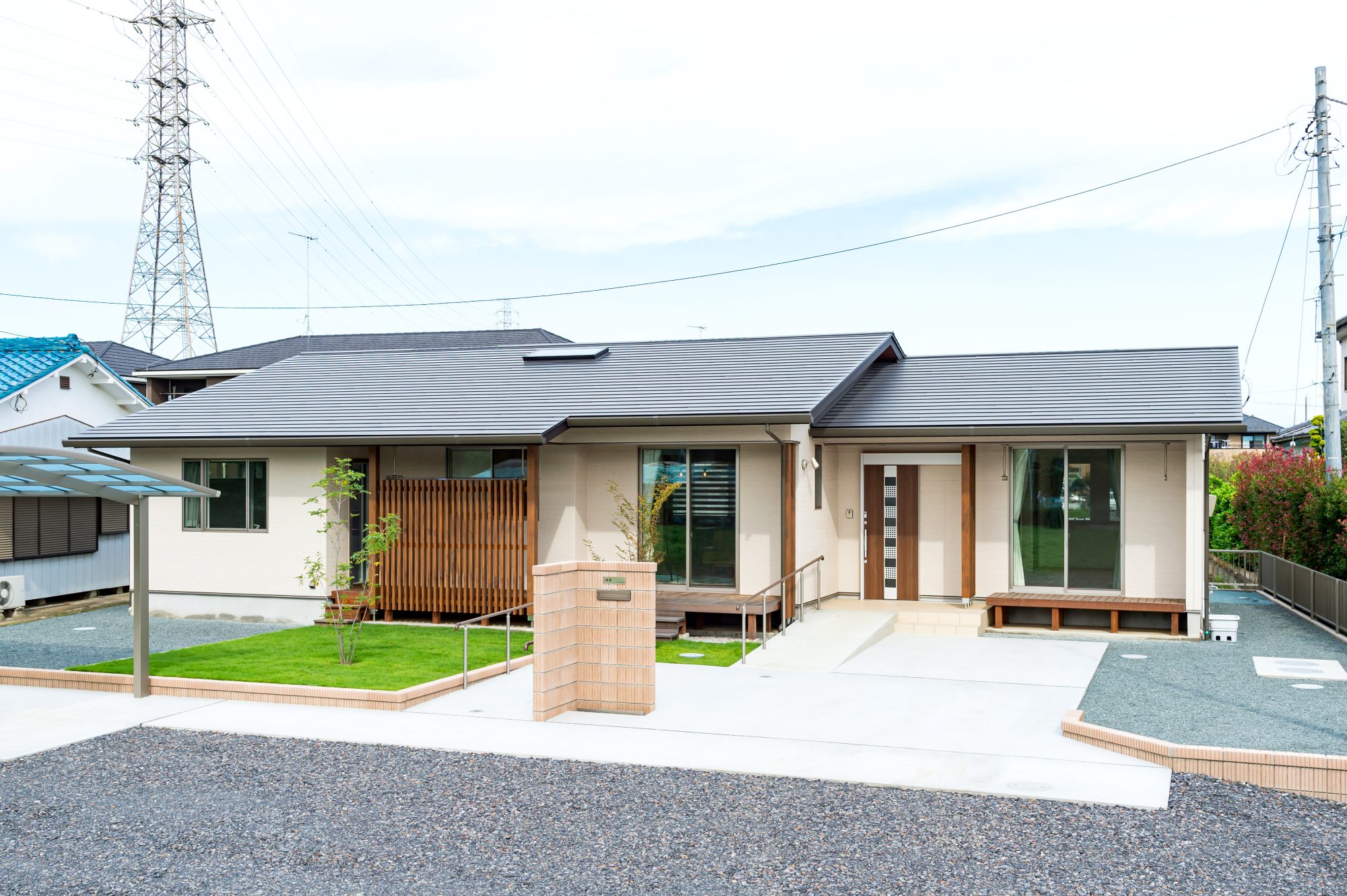 「玄関を開けた瞬間の、木の香りが忘れられなくて」——家族が見えて、風が抜ける。親のこれからにもやさしい平屋。