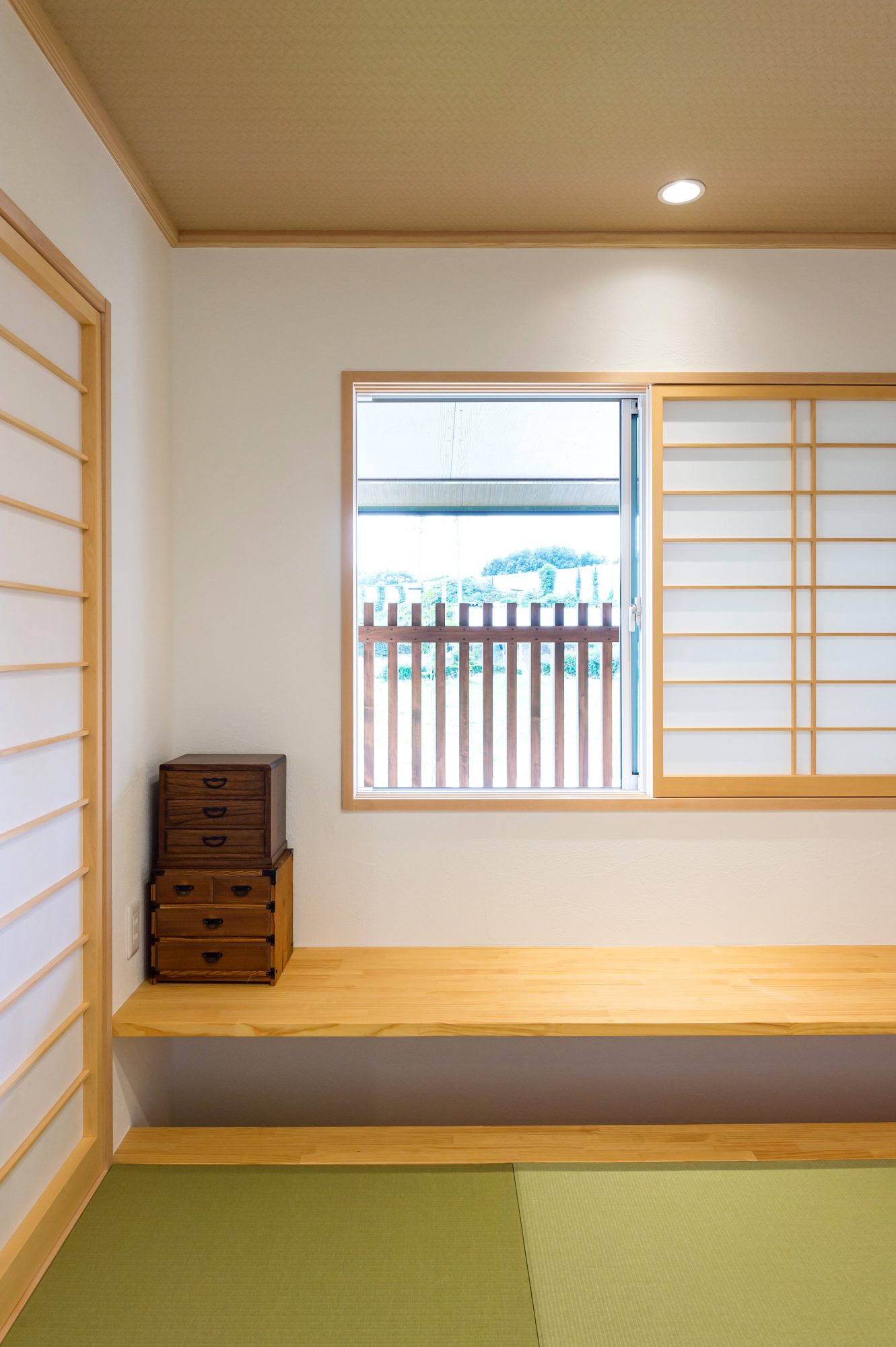 小上がりの和室は、ちょっと“こたつ気分”。外を見ながら座れる場所になりました。