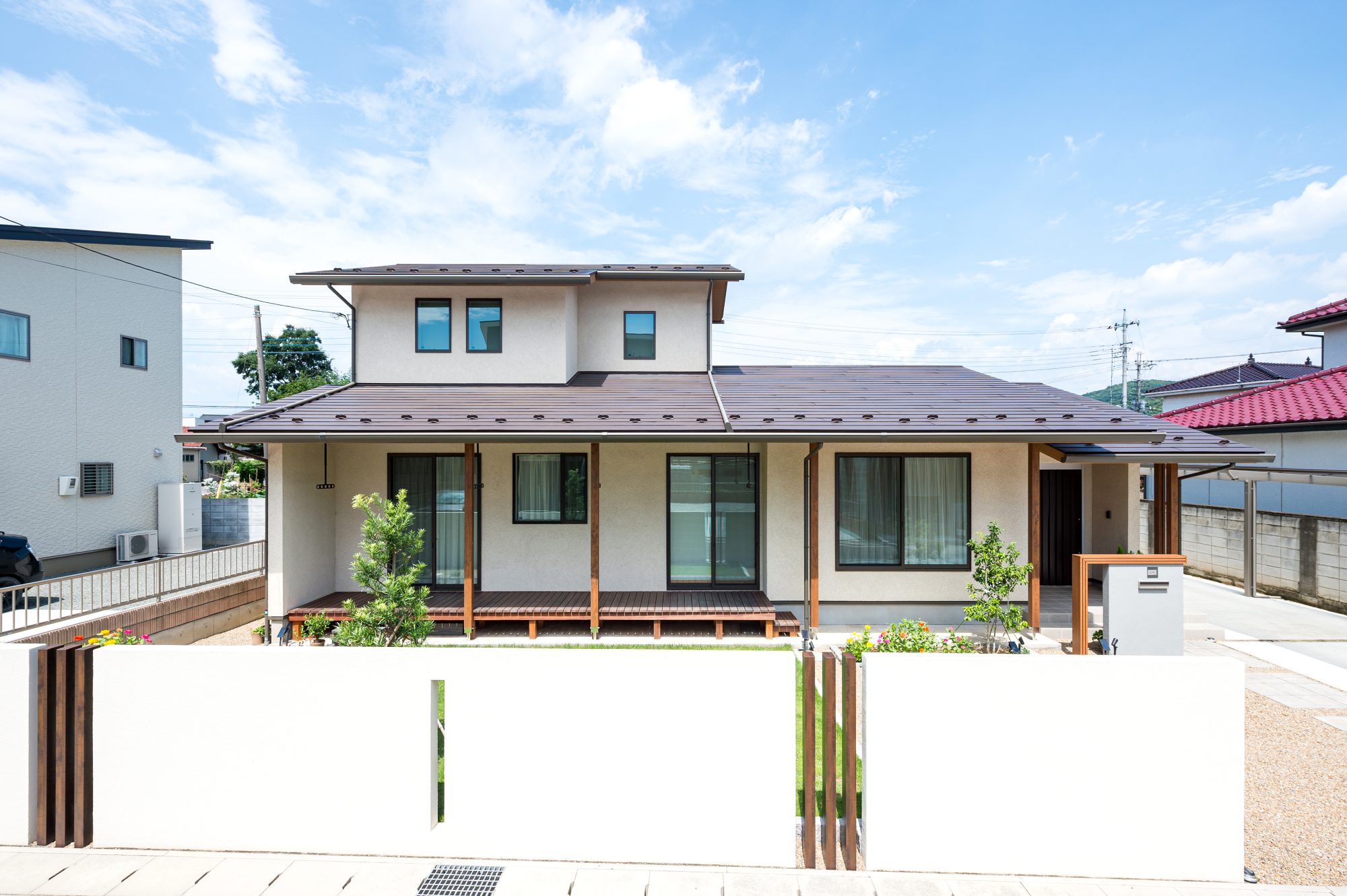 「床が気持ちよくて、思わず寝転がってしまって」——猫といっしょに、空気がすっと抜ける。⽊と暮らす⼆階建て。